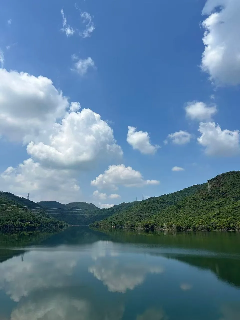 站在梅林水库大坝上拍的蓝天白云
