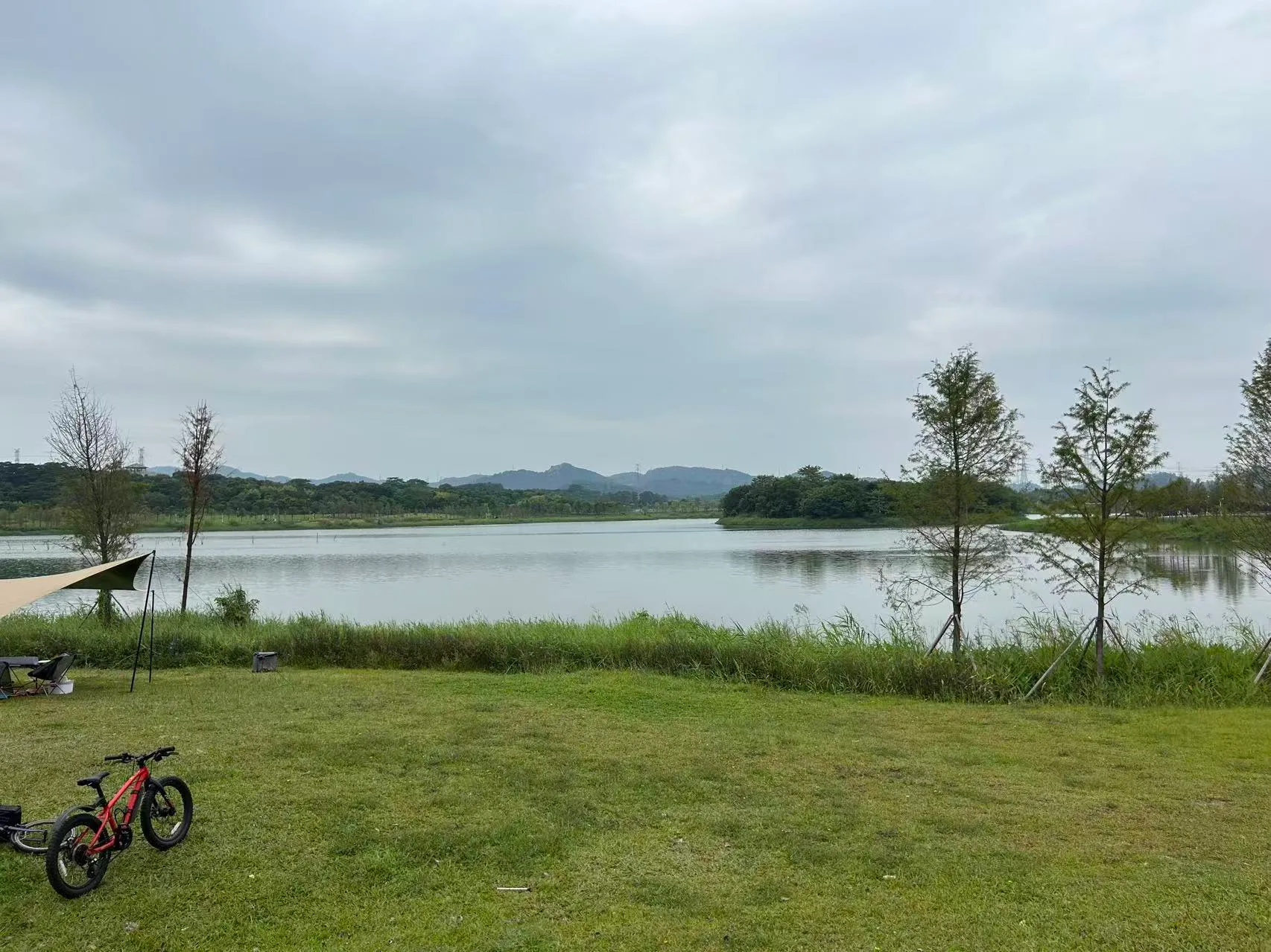 不少人会在湖边露营