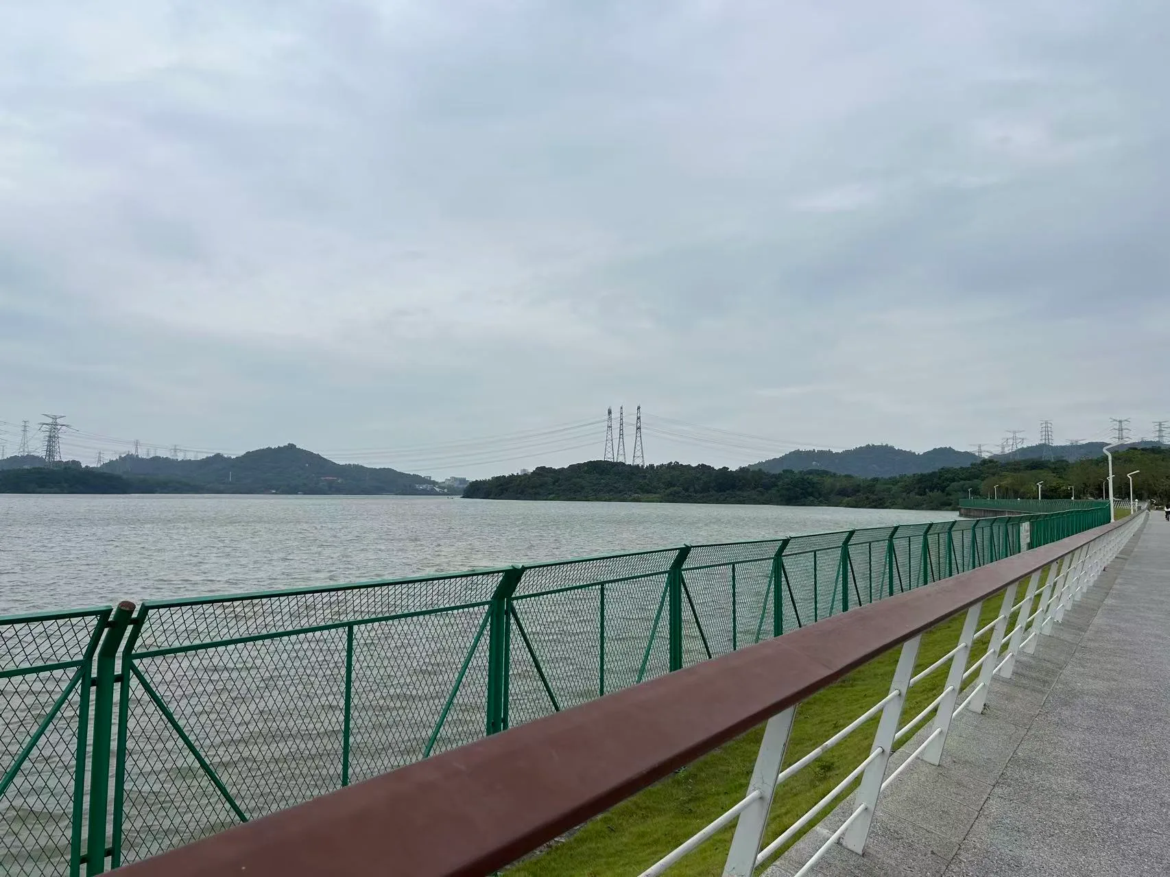 湖畔骑行道